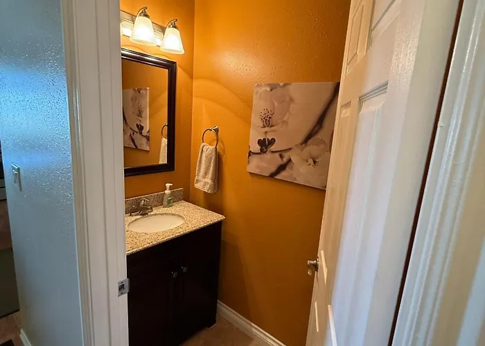 Spacious Retreat On A Quiet Street Evanston